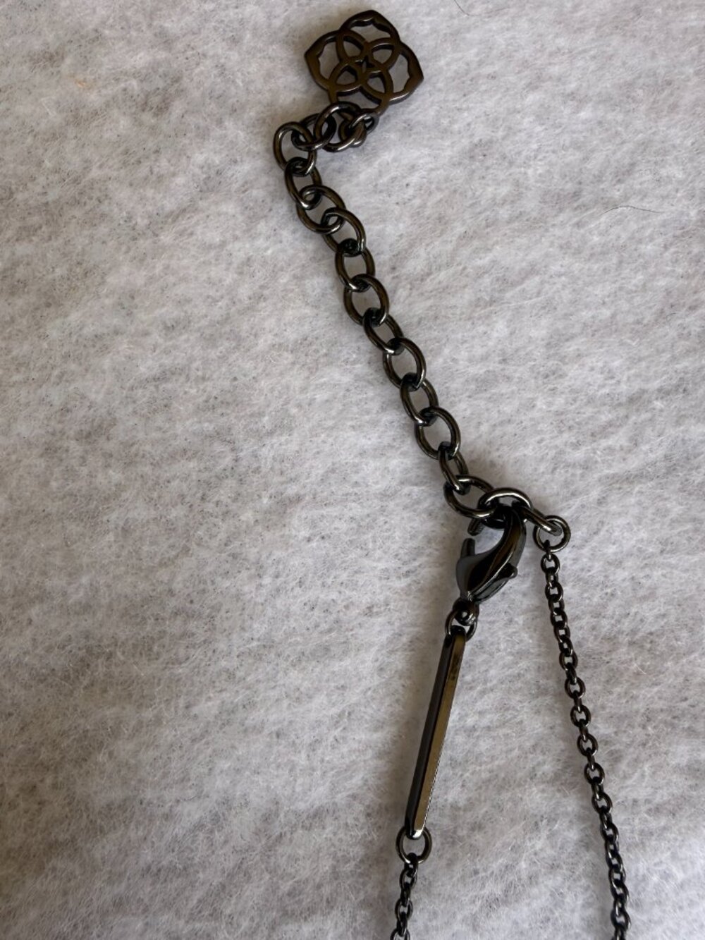 Kendra Scott Elisa Black Gunmetal-tone Chain W/ Iridescent Deep Green Pendant - Picture 7 of 8